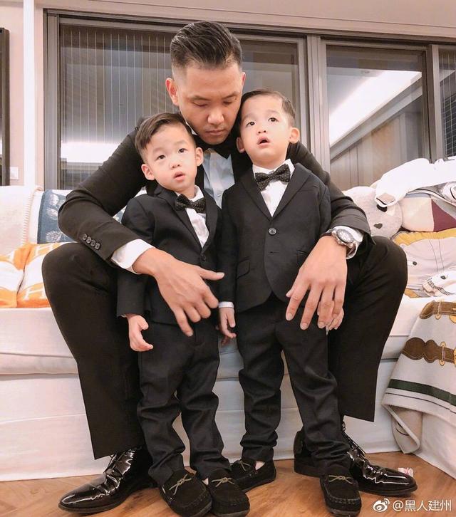 今天,范玮琪老公陈建州在微博晒出双胞胎儿子穿小西装的照片,首当花童