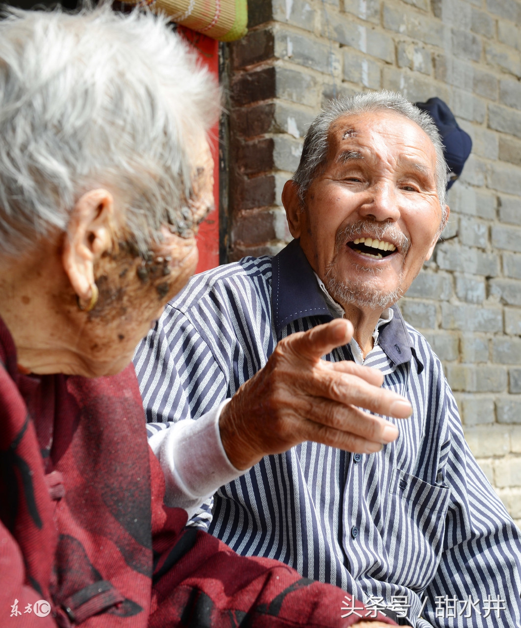 百岁夫妻两人年龄相加高达213岁 每天喝点