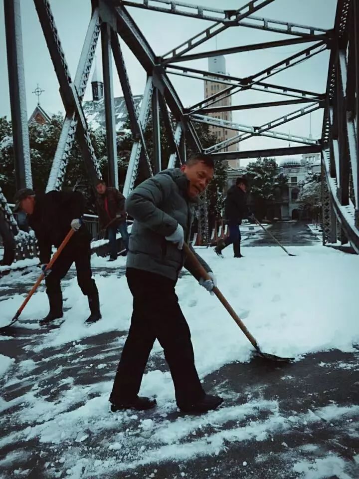 要记得 是寒风中的一线劳动者 让我们依然可以在石板路上 庭院小巷中