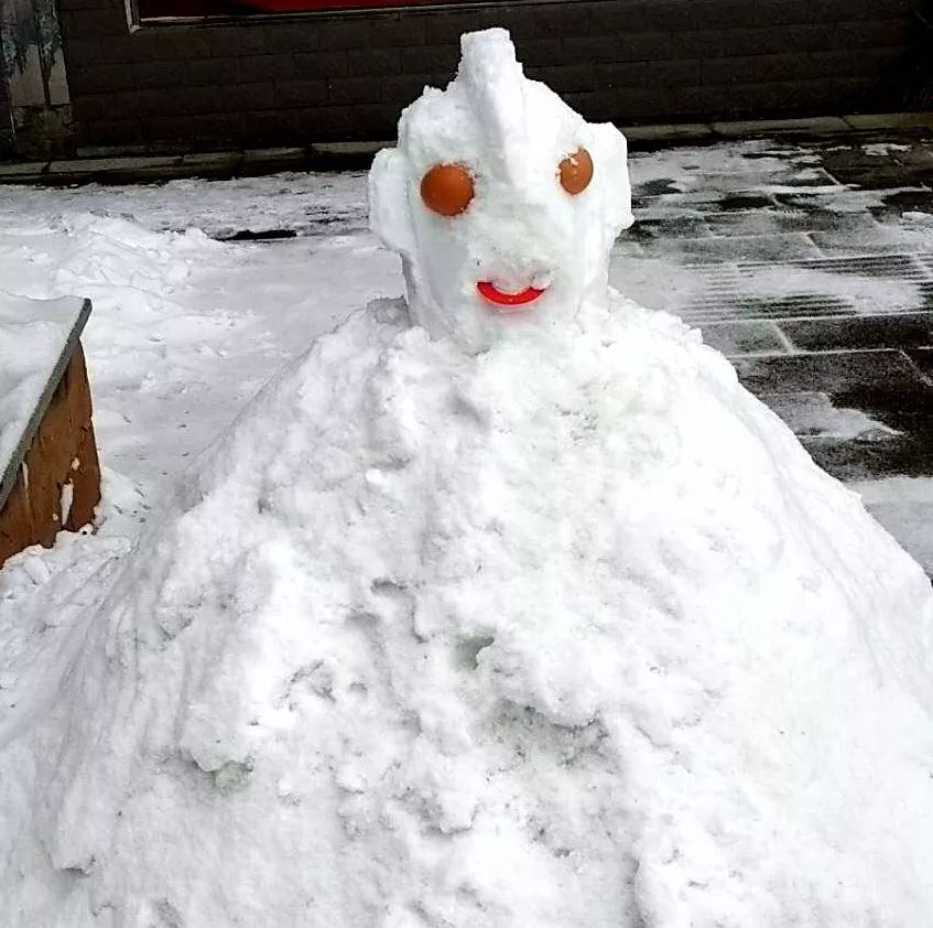 奥特曼,龙猫,这两个雪人还真是够惟妙惟肖的吧!