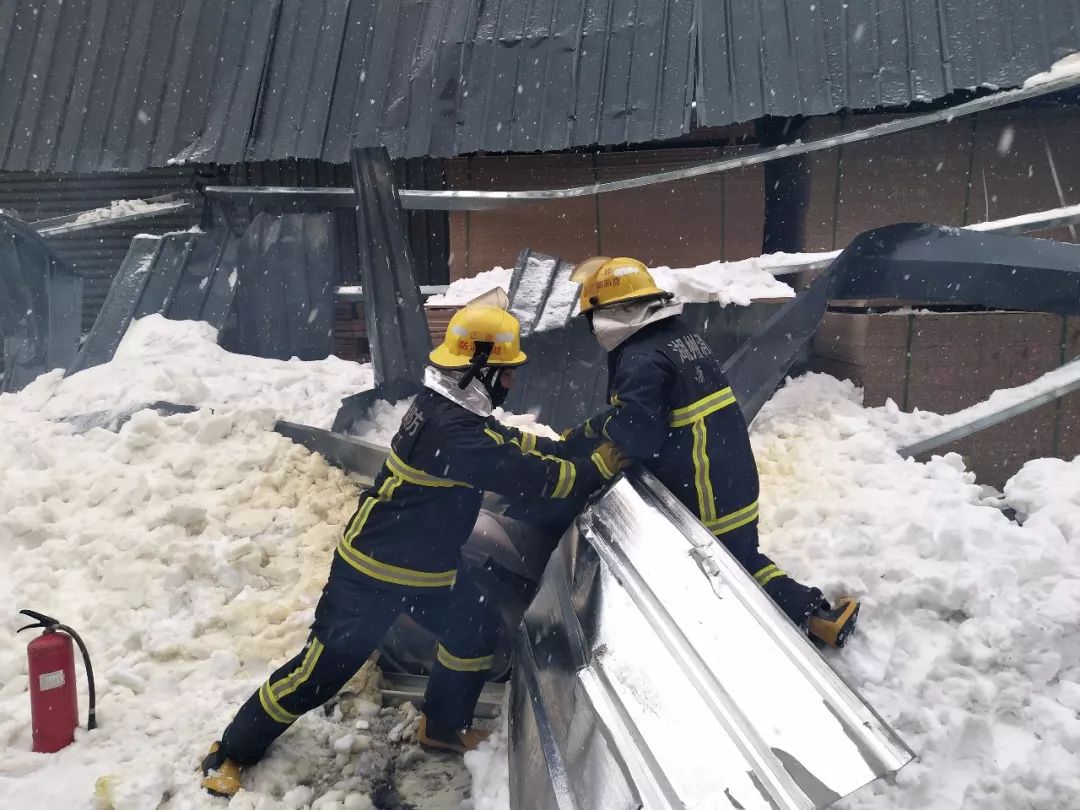 好险大雪压塌天子湖500多平米的家具厂车间倒塌瞬间负责人救了5名员工