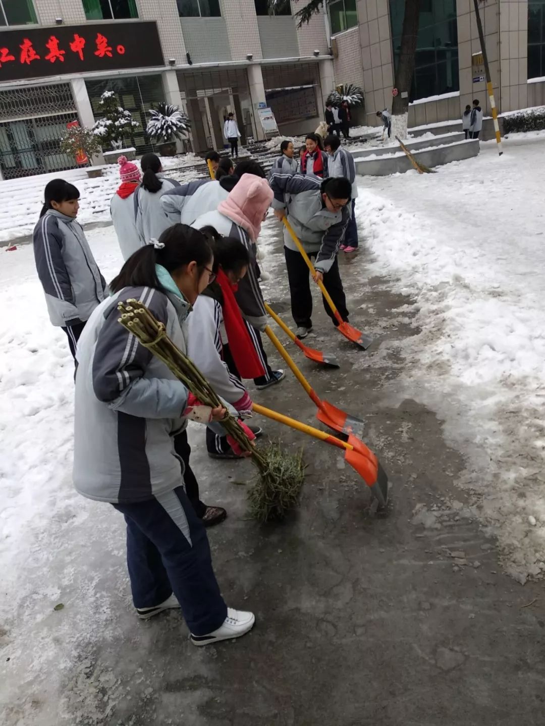 课间时分,同学们抢过老师手中的铁锹,帮助除雪.