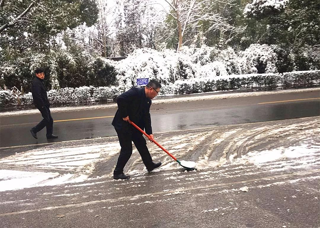 扫雪除冰保安全,吴中村行守护您