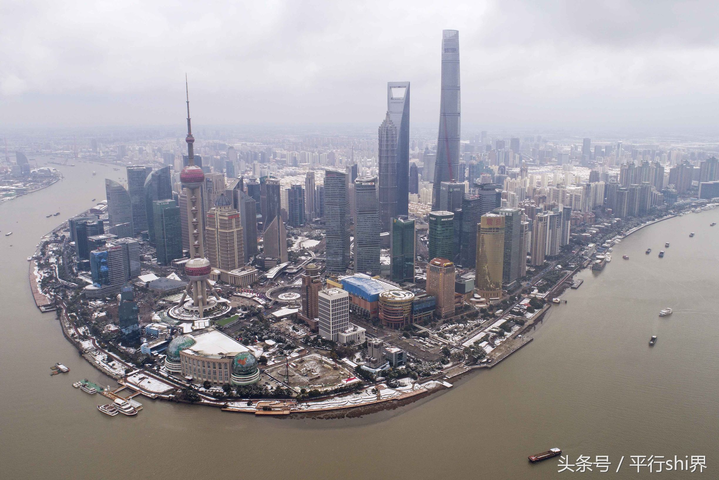 这两天上海接连下起大雪,摄影师用无人机飞上百米高空,鸟瞰雪后的魔都