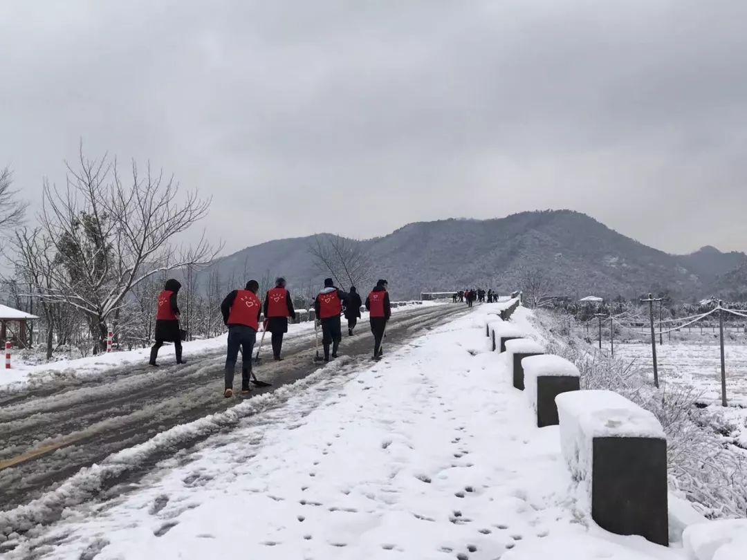 抗击冰雪,青春暖冬 | 冰雪中的暖流——吴兴志愿者抗击冰雪实记!