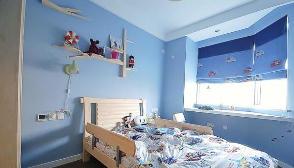 这边是儿童房,看样子业主的孩子是个男孩子,整个屋子涂满了蓝色乳胶漆