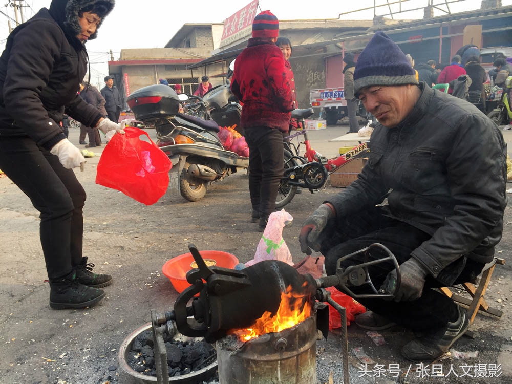 蹦的一声爆米花出锅了62岁的老大爷赚到养老钱了