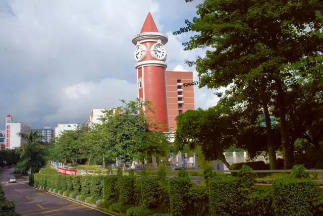 岭南师范学院,位于中国大陆最南端的港城湛江市,是一所具有百年师范