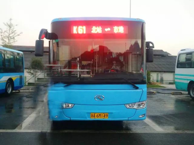 没错,今天要给大家介绍k61路公交车,这是一条贯穿城区与乡村的公交线.