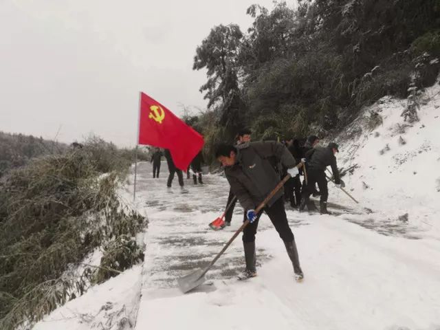 【行动】雨雪冰冻天气来袭,德安县各部门全力应对保