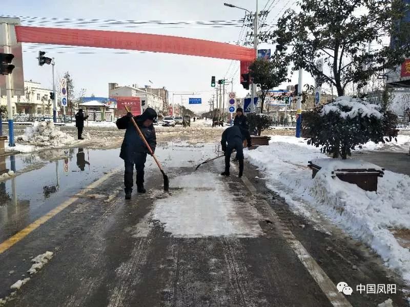 大庙镇组织人员和铲车进行街面除冰