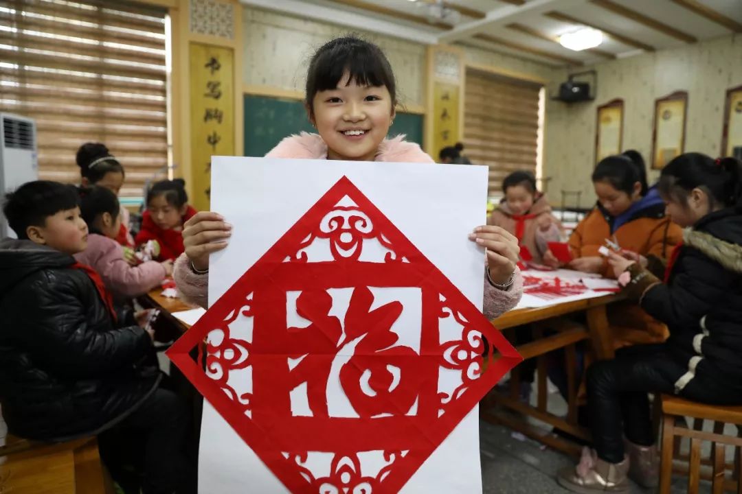 淮北市翠峰小学开展巧手剪纸迎新春活动