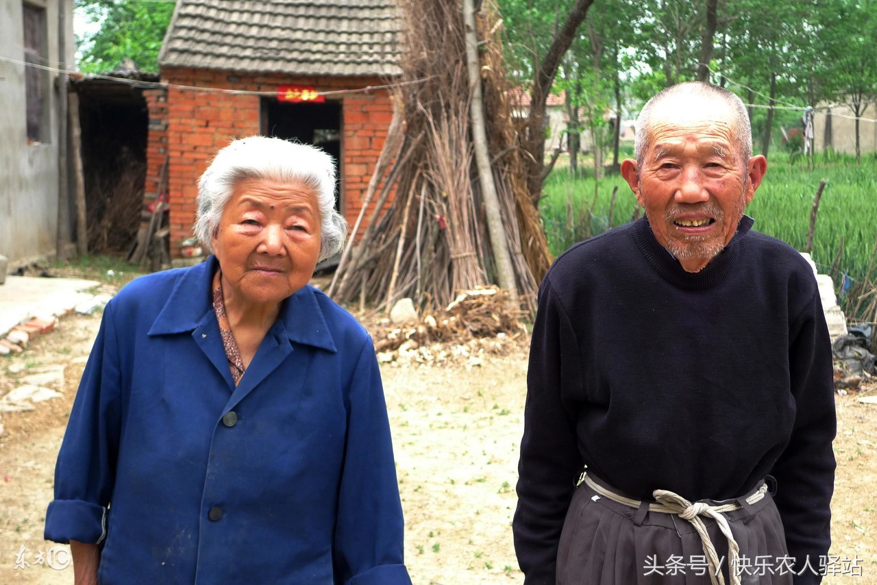 半岛体育农村老人12张图不同的生活总有一张能让你掉泪(图8)