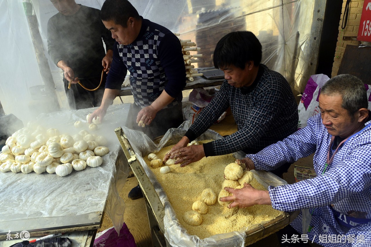 糖瓜和糖藕制作工艺基本相同,只不过是最后的形状有差异.