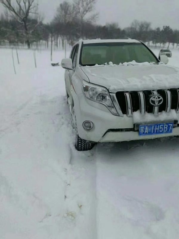 大雪中几辆越野车在体育公园大草坪玩漂移