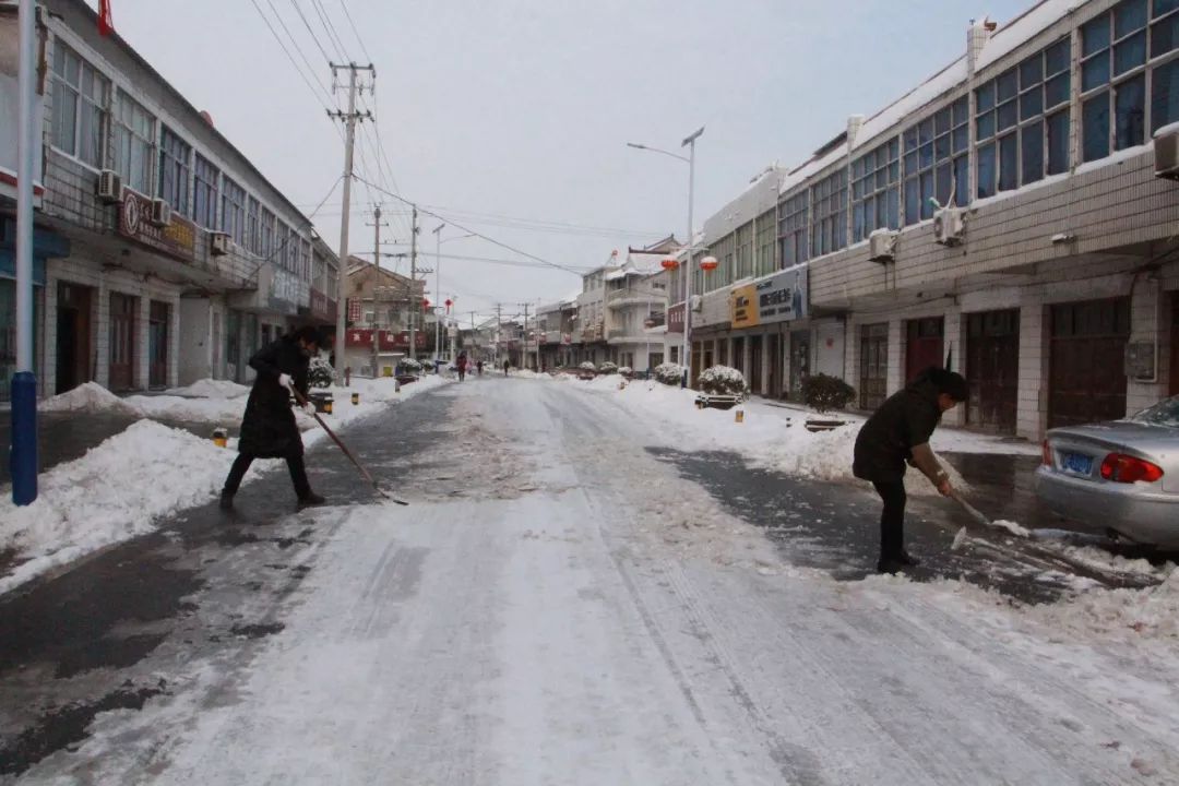 浴雪奋战最美的不是下雪天是你们铲雪除冰的画面