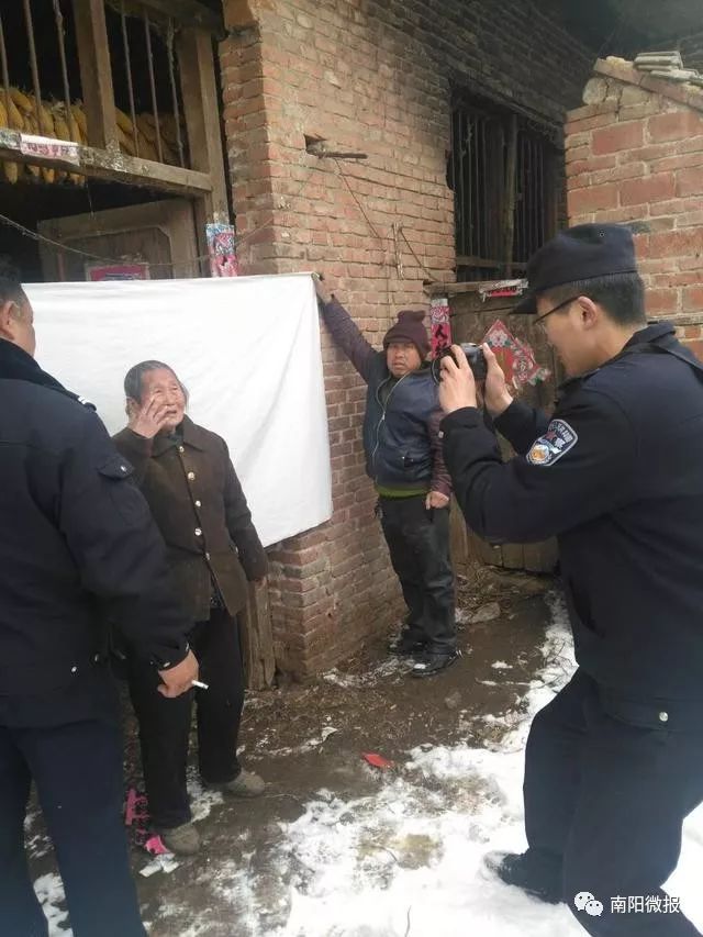 海光顺携带照相设备驱车赶往冯坡村,此时天上的雪越下越大,地上的积雪