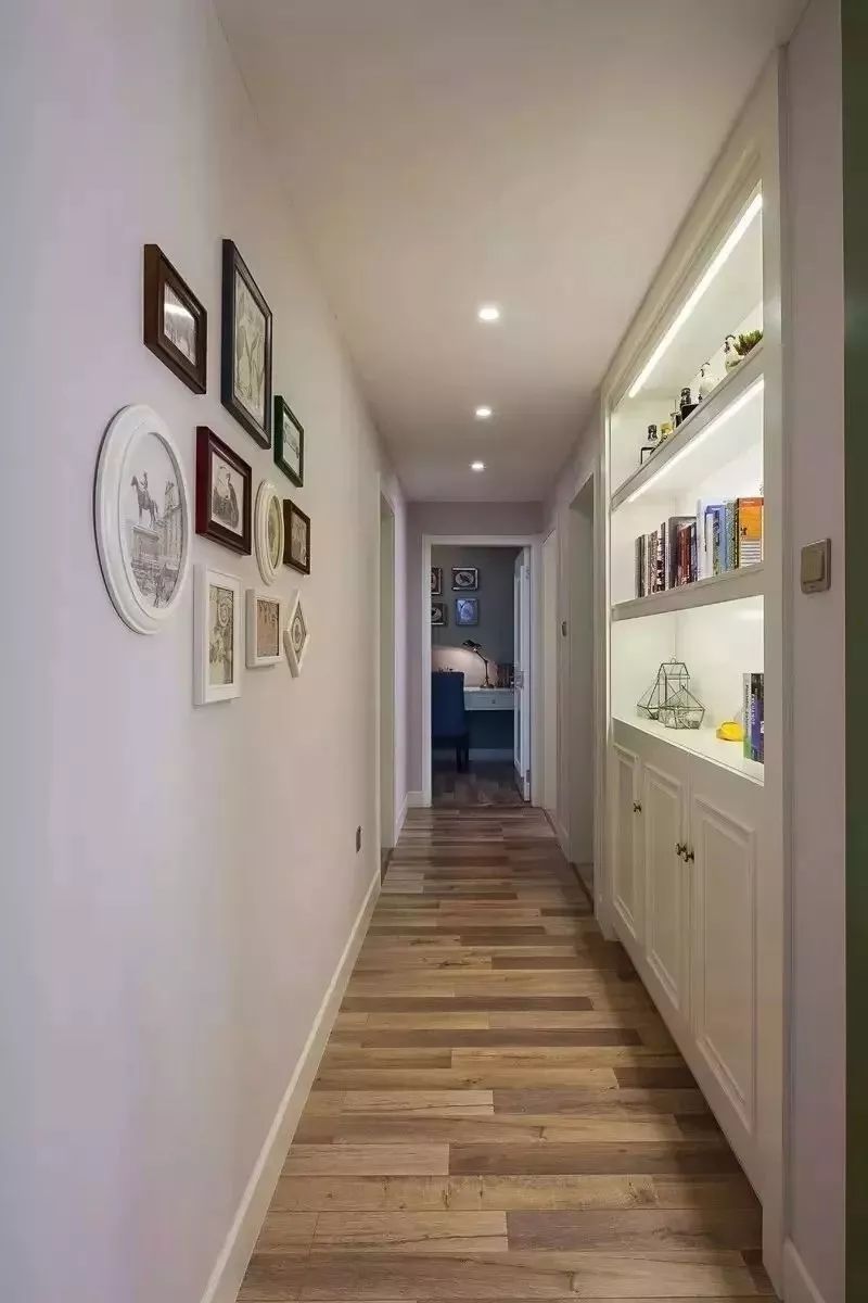 走廊壁龛为走廊增加了收纳和展示的空间,不仅让走廊的设计更富于