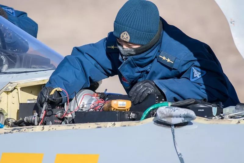 北部战区空军航空兵某旅驻地气温骤降至零下20多摄氏度,该旅机务大队