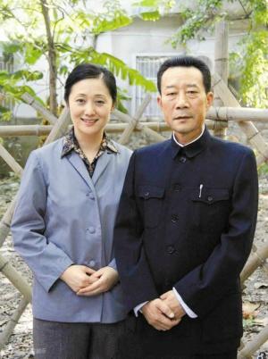 64岁李雪健与老婆于海丹恩爱照,老戏骨背后的女人原来