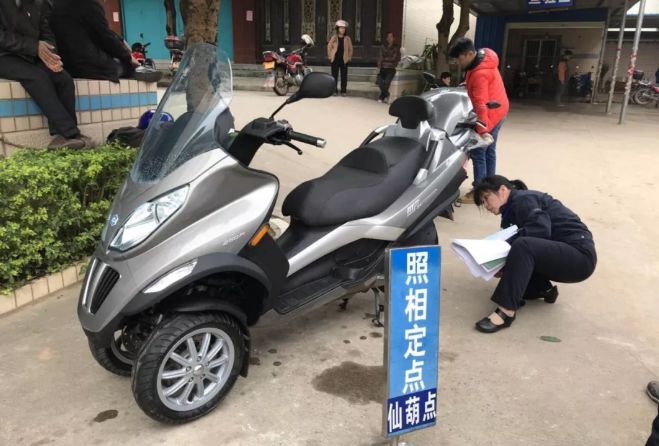 全国首台倒三轮摩托车在广西南宁成功上牌
