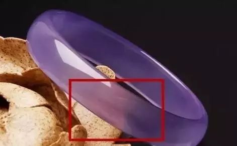 纹理 紫玉髓中有玉器内部可见的天然形成的同心环带状纹理,紫罗兰翡翠