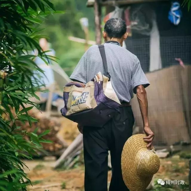 60多年的时光悠悠而逝,当初的少年已变成耄耋老人.如今,80岁的伟