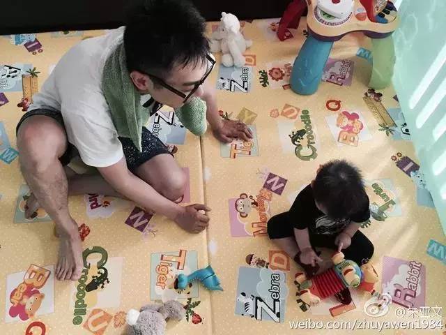 朱亚文和沈佳妮近照,结婚4年他是这样养老婆孩子的