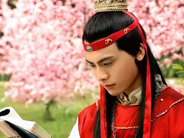 马天宇在《新红楼梦》中塑造的贾宝玉一角,头戴束发金冠,一身红衣