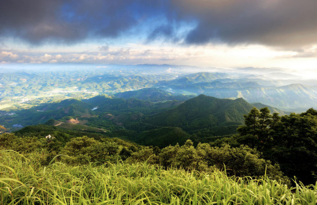 皂幕山,位于佛山市高明区,主峰海拔805米,为佛山第一峰,山顶景观"皂幕