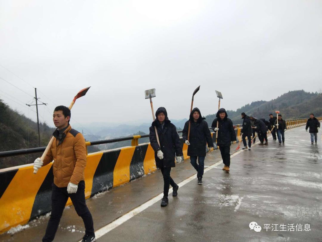 平江梅仙镇恢复通行,冰雪中的温暖守护!