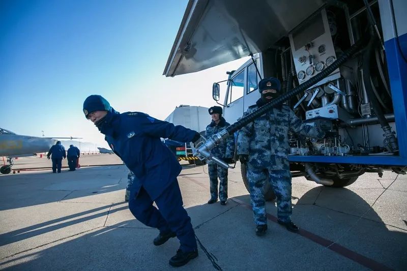 北部战区空军航空兵某旅驻地气温骤降至零下20多摄氏度,该旅机务大队