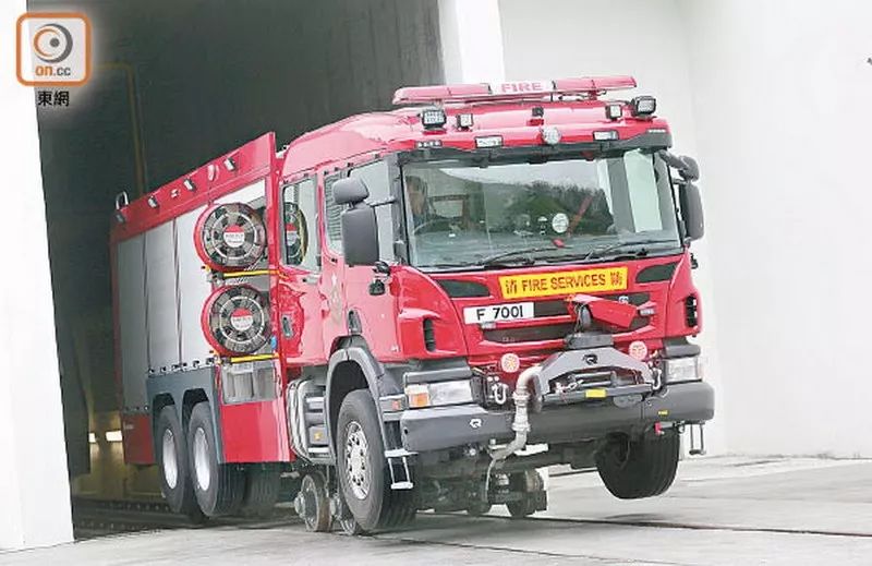 试玩香港路轨两用消防车