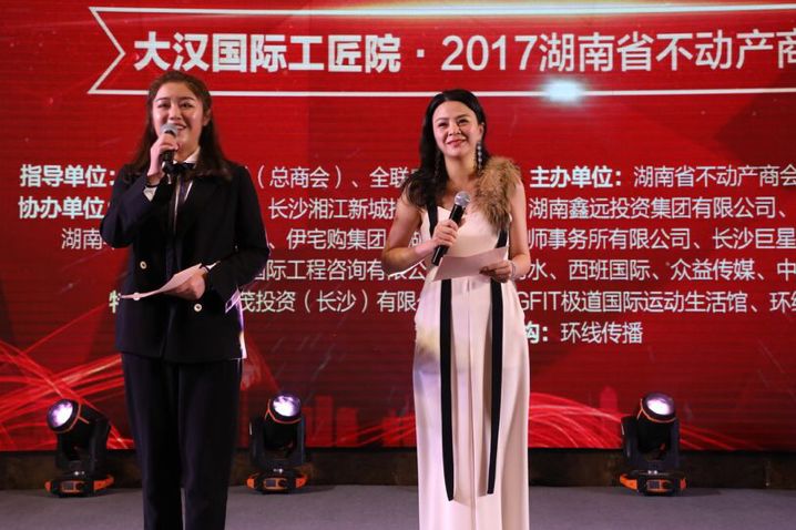 湘商歌王执行导演贺欣女士,上图左为湘商歌王帮女郎经纪人陈凌瑶女士