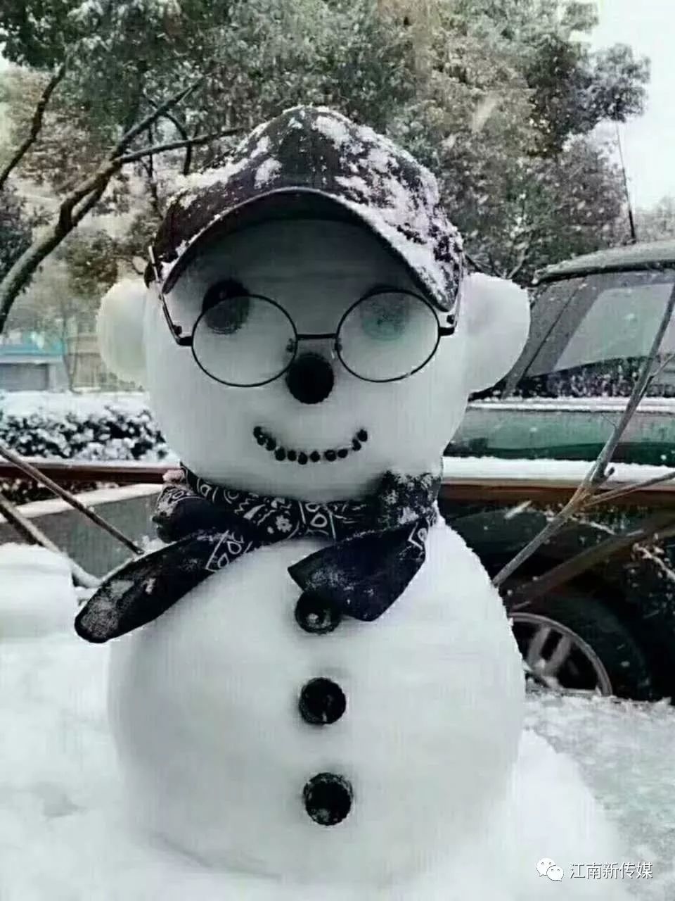 冬泳的乐趣 有的在风雪中 寻找童年的味道 有的在雪地里玩耍 美丽冻人