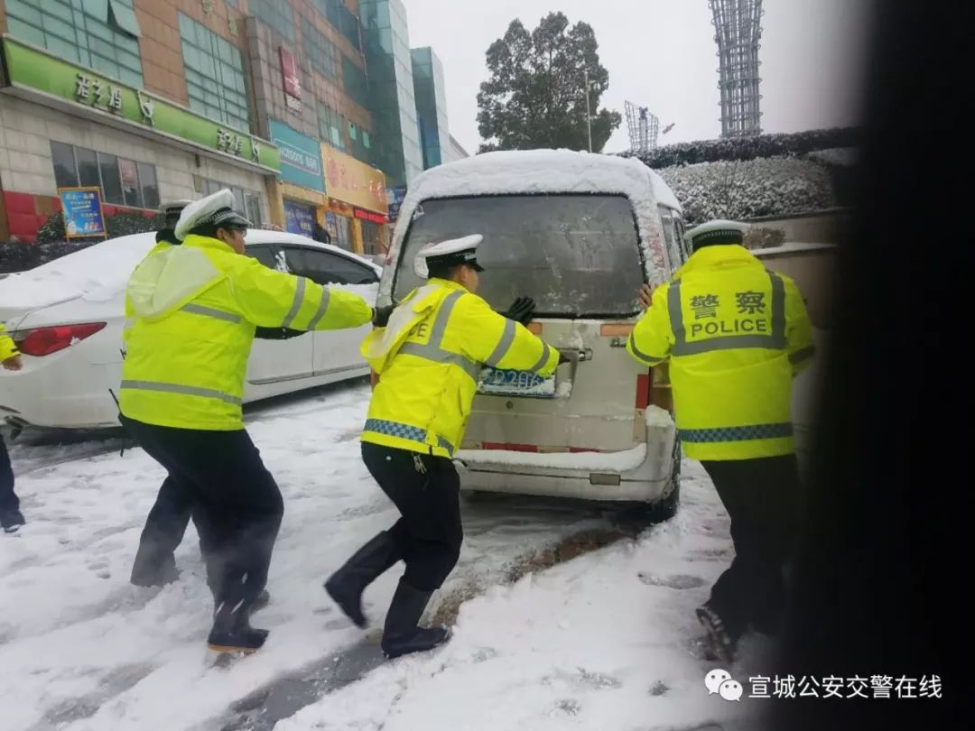 冬日里的风景雪天里交警蜀黍的别样温情