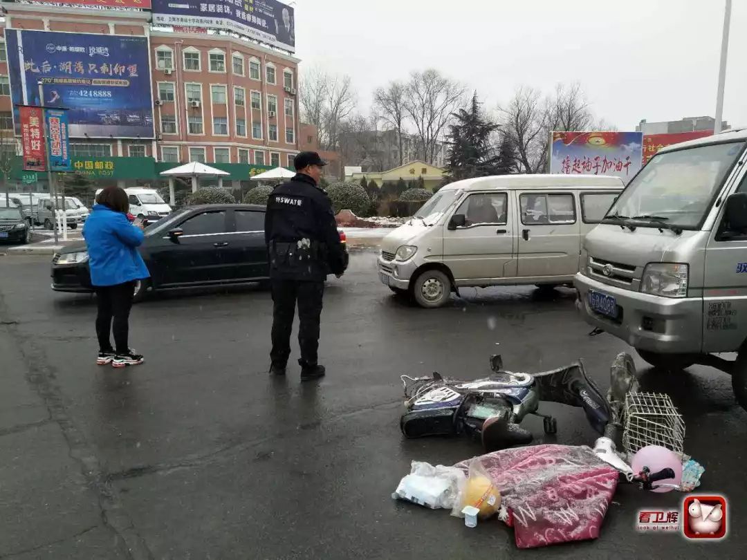 电动车与机动车撞了伤者胳膊肿了巡警及时出现了雪天路滑注意了