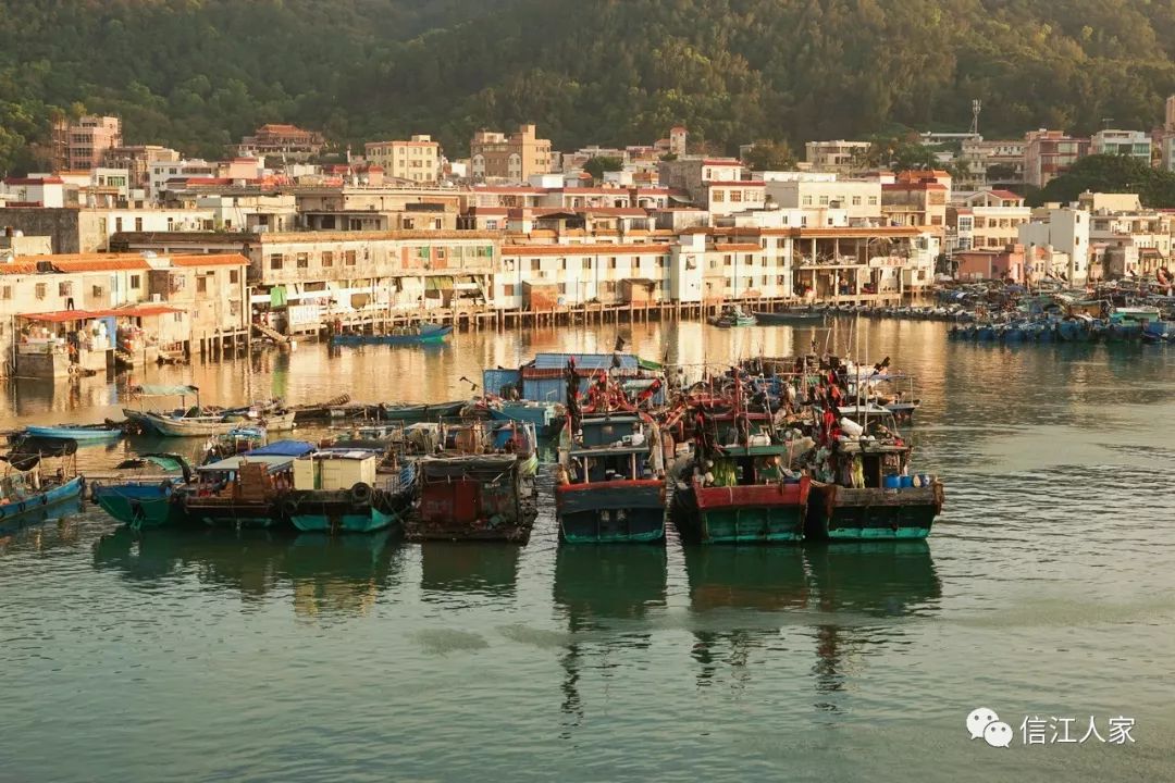 港口镇的民居背靠郁郁葱葱的山峰,前临碧波荡漾的海湾,景色美,环境佳.