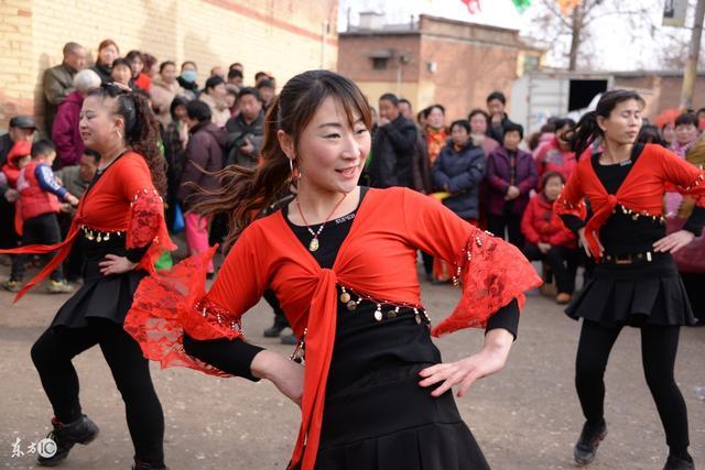 农村跳广场舞的这几种,让村里人笑话