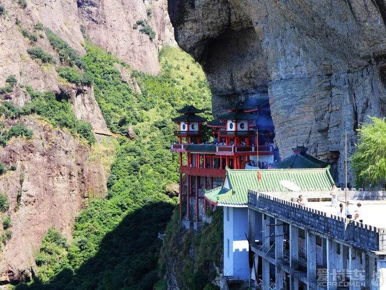 灵通山又 称大峰山,位于福建省漳州市平和县西南部,与漳州第一高峰大