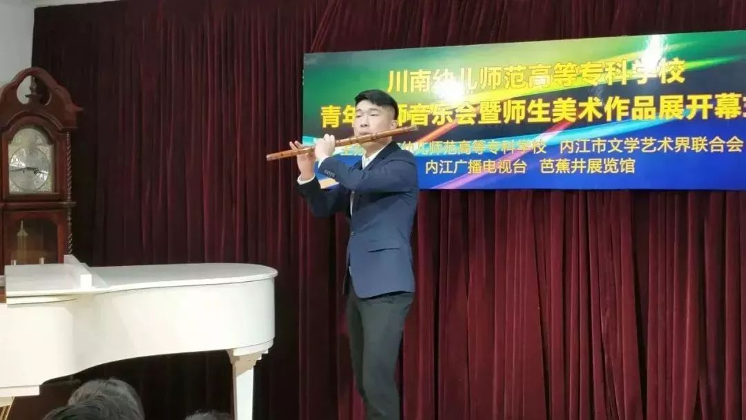 演唱:马 辽 钢琴伴奏:黄 麟 2,《夜莺》 阿里亚比叶夫 曲 演唱:刘 潘