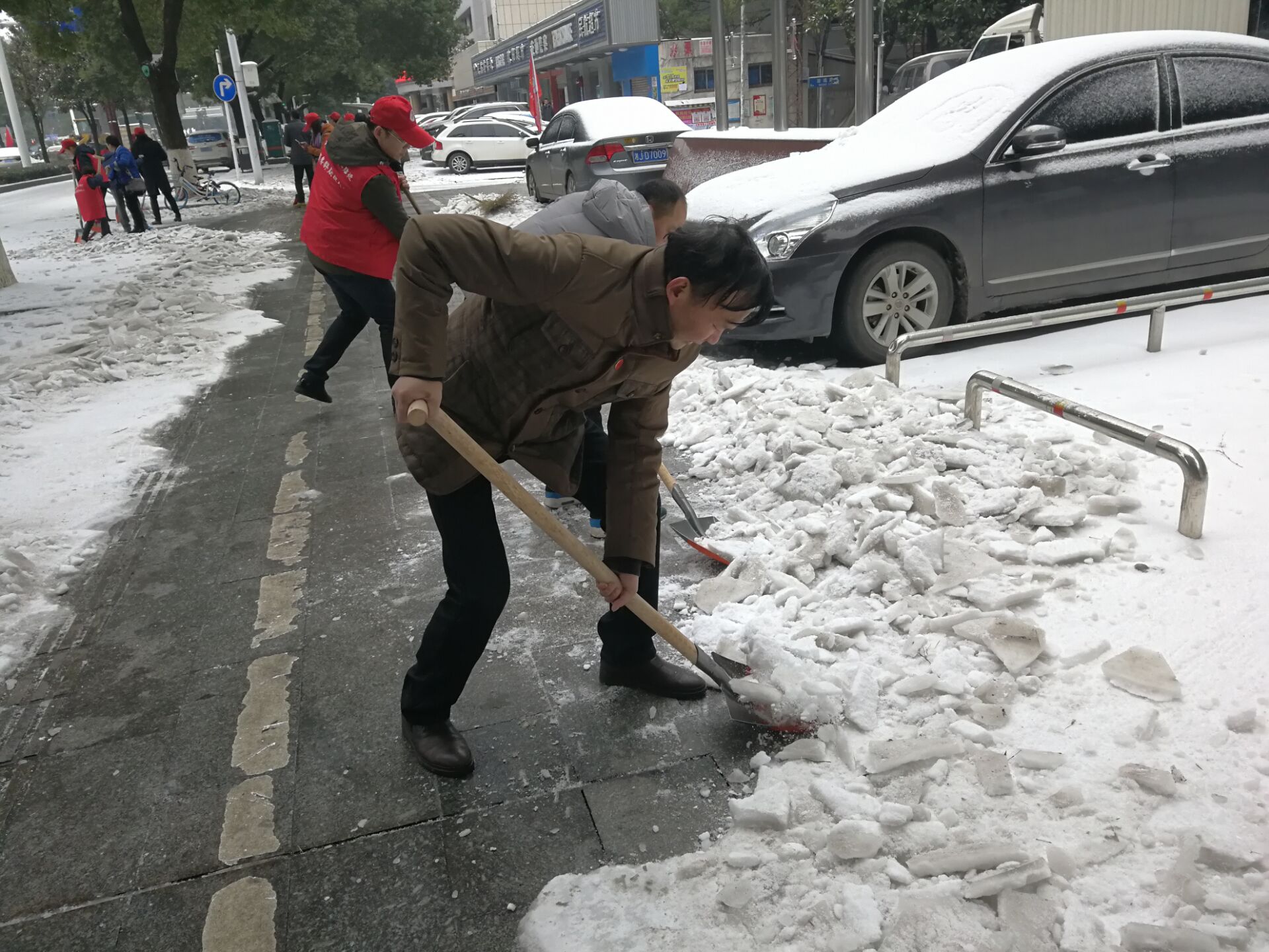 常德司法行政系统积极开展铲雪除冰大清扫行动