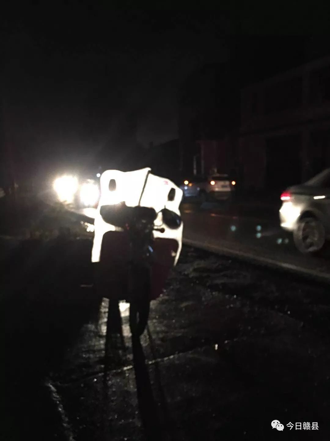 雨天小心,赣县王母渡往沙石路段发生一起交通事故致一人当场死亡