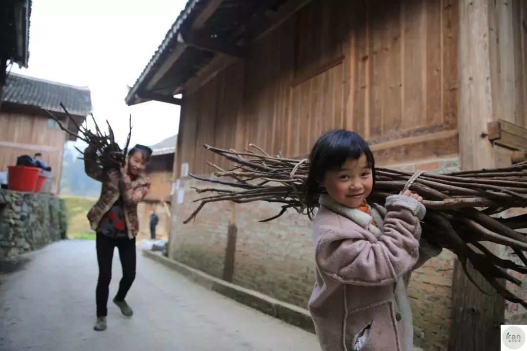 前日,一组"山区女孩微笑扛柴"的摄影照片让我倍感温暖.