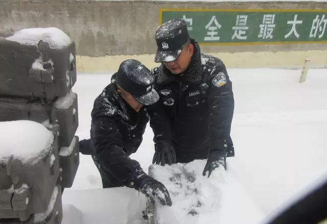 无论风霜雨雪我们警警相随