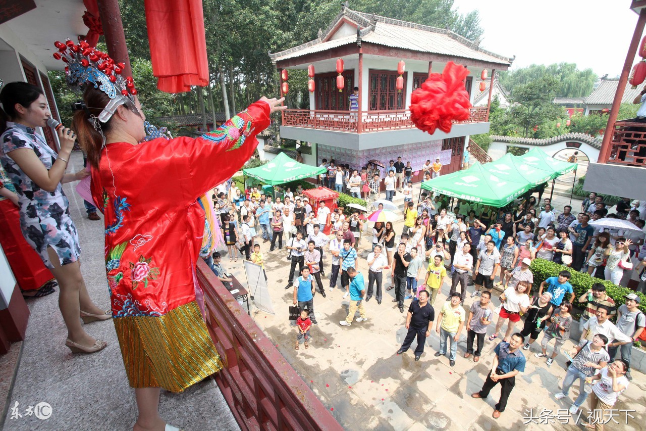 美女抛绣球招亲你争我夺,青年抢到绣球看看女友不知如何是好