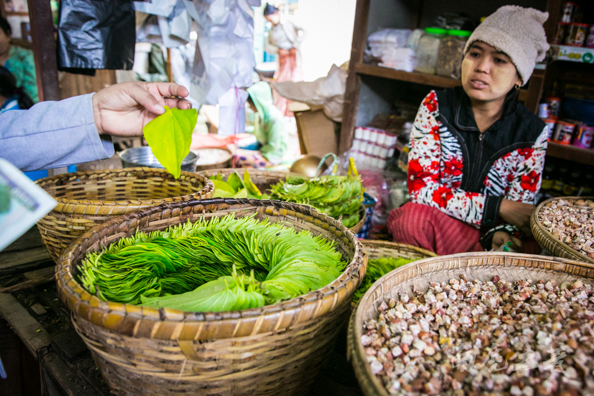 Vendor Selling Street Food in Yangon, Myanmar Editorial Image - Image ...