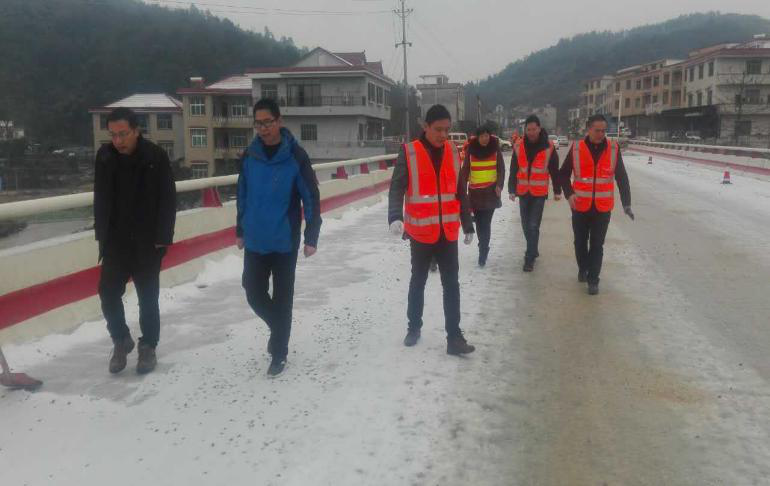 邵阳市公路局局长石亮明,督查洞口县抗冰除雪保畅及春运安全工作