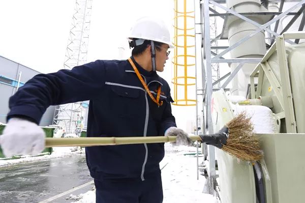 关注"以雪为令 闻雪而动 通威太阳能合肥公司齐心协力抗雪灾 保