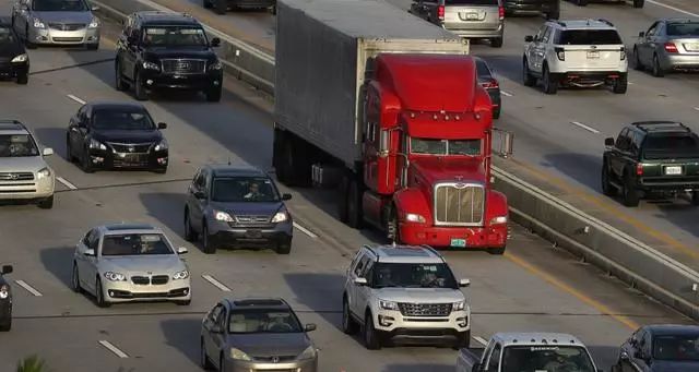 美国货运业面临司机短缺,卡车司机薪酬上涨了